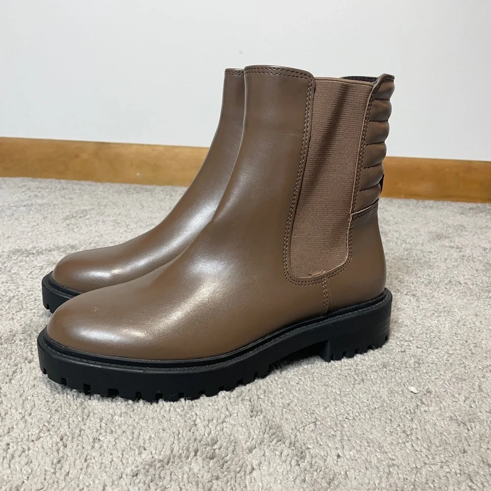 Gap Women's Brown Chelsea Boot Size 6, NWT‎